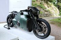 ヴァンウォールは、KTM製モーターサイクルをベースにした「ティアドロップ」も展示した。