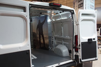 観音開きのリアドアは、2段階に開閉が可能。左右とも、180度近くまで開く。