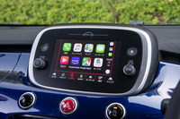 インフォテインメントシステム「Uconnect」は携帯端末のミラーリングに対応しているが、ご覧の通り画面にメニューボタンが残るため、アプリの表示エリアがやや狭くなる。