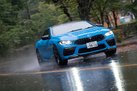 ドライブトレインには、左右のトルク配分を可変制御する「アクティブMディファレンシャル」を搭載。4WDシステムは、「4WDスポーツ」モードを選択すると“ほぼ後輪駆動”状態にできるほか、DSCをオフにすると、本当に完全な後輪駆動状態にもできる。