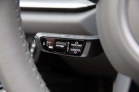 試乗車にはオプションのアダプティブクルーズコントロールが装着されていた。インターフェイスはステアリングポストから生えるレバー式。