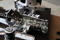 「GR GT」の8段ATは、カーボン製ドライブシャフトの後方、リアアクスル側にレイアウトされる。写真はそのカットモデル。