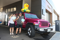 プラグインハイブリッドの「アンリミテッド ルビコン4xe」でやってきた若いご夫妻。