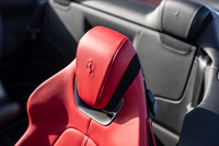 より快適にオープンエアを楽しめるよう、シートには18段階で温度を調整できるヒーターを搭載。オプションでネックウオーマーも用意している。