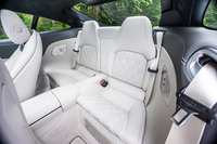 「メルセデスAMG GT」の標準仕様は2シーターだが、26万2000円の有償オプションで可倒式リアシートを装着できる。この場合、乗車定員は4人になる。