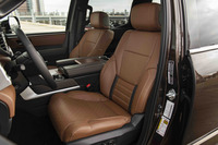 本革張りのシートが採用され、ゴージャスなムードが漂う「タンドラ」の室内。写真の内装色は「サドルタン」と呼ばれるもの。タンドラのボディーサイズは全長×全幅×全高=5930×2030×1980mmで、ホイールベースは3700mmとなる。