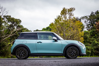 これまで伝統的に用いられていたホイールアーチ部分のブラックモールは、内燃機関搭載モデルのみに採用。一見しただけでは見逃しがちだが、ウインドシールドとAピラーの傾斜もBEVバージョンとは異なっている。