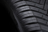 オールシーズンタイヤでありながら、ショルダー部分はサマータイヤのようなパターンだ。ここで剛性を確保することで優れたサマー性能を生み出している。