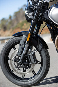 足まわりは、軽快なハンドリングと走行安定性を両立するべく、ジオメトリーを変更。具体的には、ホイールベースを従来の1450mmから1435mmに縮小。フロントのキャスター角も25.1°から24.9°へとわずかに狭めたいっぽうで、トレール量は102.4mmから103mmへと拡大した。