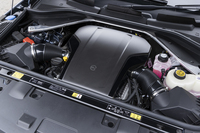 BMW M謹製のV8ユニットはカーボン製のエンジンカバーで覆われる。