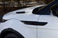 ボンネットのサイドに備わるフィニッシャーのカラーリングも、グレードごとに変更される。「HSEダイナミック」では「ナルヴィックブラック」が採用される。