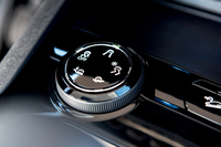 7人乗りSUV「プジョー5008」に装備充実の特別仕様車の画像