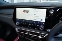 ドライブモードはセンターディスプレイでも設定できる。ダイヤルやスライドスイッチ等のセレクターはどこにも備わらない。