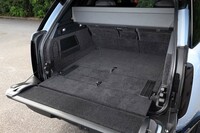 丁寧に起毛表皮が張り込まれたラゲッジスペース。容量は後席を起こした状態で818リッター、畳んだ状態で1841リッターとなっている。