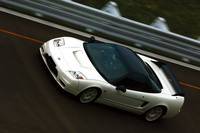 「NSX」は2001年12月にマイナーチェンジ。翌年5月には、従来型でいう「NSXタイプR」が「NSX-R」と名を変えて設定された。