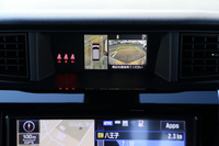 ダッシュボード上段に備わるインフォメーションディスプレイ。販売店オプションのナビを装着した場合でも、バックカメラの映像はここに表示される。