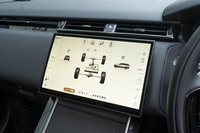 どちらかといえばスタイリング担当の「ヴェラール」だが、オフロード性能もレンジローバーの名に恥じないもの。センターデフロック機能に加えて、600mmまでの渡河水深性能も備わっている。