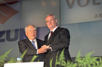 2009年12月に行われた基本契約書の署名式にて、握手を交わすスズキの鈴木 修会長とフォルクスワーゲンのマルティン・ヴィンターコルン会長(当時)。両者の提携は長くは続かず、2012年5月に解消された。