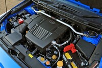 「クロストレック」に装着されたフレキシブルタワーバー。STIのフレキシブルパーツは単に装着すればよいというものではなく、テンションの掛け方など、取り付け時の調整にも独自のノウハウが込められている。