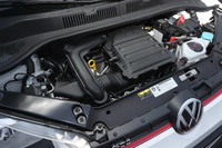 115psの最高出力を発生する1リッター直3直噴ターボエンジン。排出ガスから有害物質を取り除くため、排気系にはパティキュレートフィルターが装備されている。