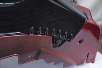 バンパー下部の左右に備わる「エアロボトムフィン」は、ホイールハウスを通る風の流れをスムーズにして、サスペンションの動きをよりしなやかにする働きがある。