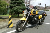 記者が所有する1998年製「トライアンフ・サンダーバードスポーツ」。トライアンフといえば「倒産前のメリデン工場時代までしか認めん!」という人もいれば、「2001年に新しい『ボンネビル』が出た後のことしか知らな~い」という人もいる。要するに、その間の時代のモデル(しかも3気筒)に手を出すような人間は、よほどの物好きなのである。買ってこの方、同じバイクを見かけたことが一度もないんだから間違いない。