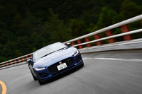 マイナーチェンジによってフロントマスクが大きく変更された「ジャガーFタイプ」。今回、池沢早人師先生が試乗したのは2リッター直4ターボエンジン搭載の「R-DYNAMICコンバーチブル」で、シリーズ内ではエントリーオープンモデルという位置づけである。