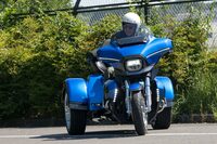 フロント1輪の「トライク」を含め、車体がリーンしない3輪のモデルはコーナリング時に体がアウト側にもっていかれやすい。体幹でしっかり体を支えながら乗るモビリティーなのだ。