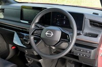 ステリングホイールは2本スポークタイプ。標準はウレタンで、本革巻きはオプションとして用意されている。