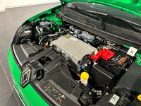 展示車はバッテリー容量52kWh、最高出力150PSの「コンフォートレンジ」。ほかに40kWh/120PSの「アーバンレンジ」も用意されている。満充電からの最大航続距離(WTLP複合モード)は、前者が410km、後者が312km。