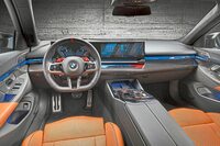 「M」モデルらしい差し色で飾られたインテリア。おなじみの「Mボタン」も備わる。