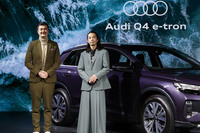 ステージに立ったフォルクスワーゲン グループ ジャパンの代表取締役社長兼アウディジャパン ブランドディレクターのマティアス・シェーパース氏(写真左)とゲストの森山未來氏(写真右)。