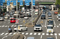 交通量の多い都内の国道を走行する次世代「プロパイロット」を搭載した「アリア」。