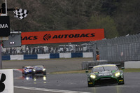 GT300クラスでは、写真右のNo.777 D'station Vantage GT3(藤井誠暢/チャーリー・ファグ)がポール・トゥ・ウィン。