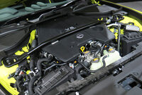 エンジンは「スカイライン400R」にも搭載される3リッターV6ツインターボ「VR30DDTT」。405PSの最高出力と475N・mの最大トルクは共通だが、「フェアレディZ」のものはスポーツカー向けに独自の改良が施されている。