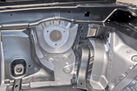 バルクヘッド(室内とエンジンルームの隔壁)を、エンジンルーム側から見る。