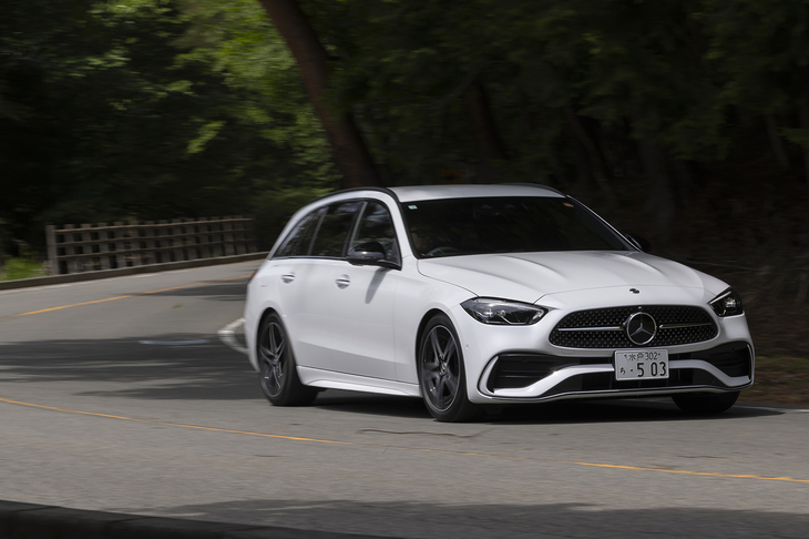 「C200」のパワーユニットはマイルドハイブリッドの1.5リッター4気筒ターボエンジン(最高出力204PS/最大トルク300N・m)。2リッターディーゼルの「C220d」でも「スポーツ」が選べる。