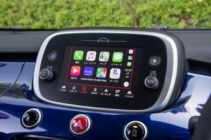 インフォテインメントシステム「Uconnect」は携帯端末のミラーリングに対応しているが、ご覧の通り画面にメニューボタンが残るため、アプリの表示エリアがやや狭くなる。
