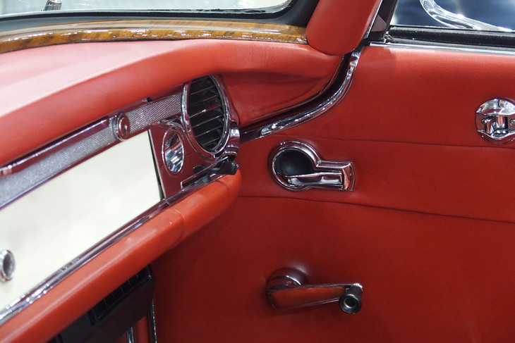 メルセデス・ベンツ230SL(1967年)