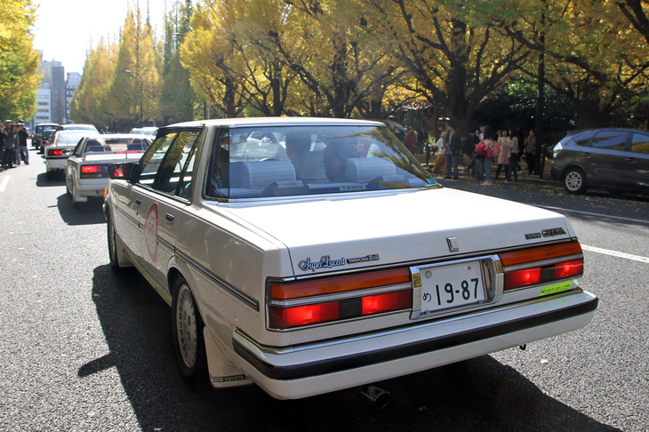 手前から1987年「トヨタ・クレスタ スーパールーセント ツインカム24」、1987年「トヨタMR2」、1986年「トヨタ・スープラ2000GTツインターボ」と、1980年代に大流行した「スーパーホワイト」をまとったトヨタ車が続く。