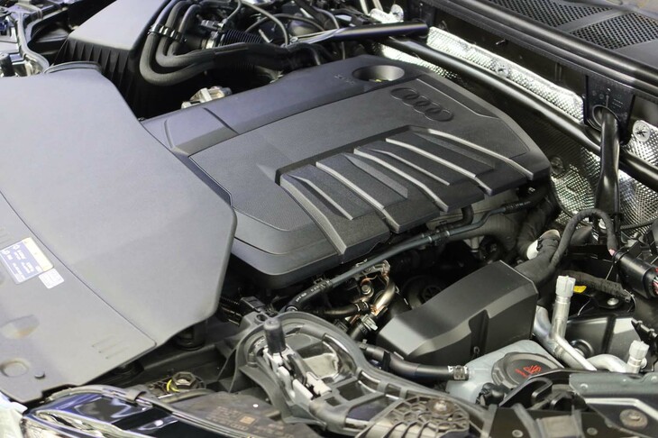 アウディQ5 TDIクワトロ150kWアドバンスト(エンジンルーム)