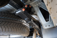 リアのリーフスプリングはバネの枚数を5枚から3枚に減らし、摩擦抵抗を抑えることで快適性を向上。いっぽうで、アームの役割も果たすいちばん上のバネについては、板厚を増して剛性を強化。耐久性と操縦安定性を高めている。