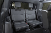 3列目は背もたれを先に展開し、その下から座面が引き出しのように出てくる仕掛け。シートとしてはミニマムだが、格納時のフラットさは見事(写真は後で紹介)。