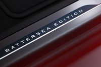 イルミネーション機能が組み込まれた「BATTERSEA EDITION」ロゴ入りトレッドプレート。