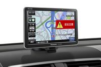 「ゴリラ」は同梱(どうこん)のスタンドを介してダッシュの上に貼り付けるだけなので装着も簡単。最上級モデル「CN-G1200VD」の性能は埋め込み型ナビに劣ることもなく、リアビューカメラにも対応している。想定価格は7万円前後(税込み)。