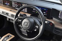 2本スポークのステアリングホイールにはヒーターが標準装備。操舵感は極めて軽い。