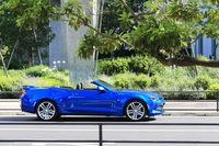 現行型「カマロ」の車両骨格には「キャデラックCTS」などにも使用されるアルファアーキテクチャーが用いられており、アルミやコンポジット素材の採用、緻密なCAD設計などにより、従来モデルより28%高いフレーム剛性と、90kgの軽量化を実現している。