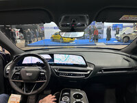 「リリック」のダッシュボード。ディスプレイこそ今日的だが、横長基調の意匠は、往年の米国車をほうふつとさせる。同時に、下すぼまりのエンブレム形状が各所に反復されているのがわかる。