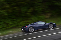 「488スパイダー」が0-100km/h加速に要する時間は3.0秒。最高速度は325km/hと公表される。
