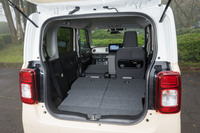 シートアレンジの優秀さはスズキの軽ワゴンに共通する美点。リアシートをたたむとほぼフラットな床面が得られるほか、助手席もたためるので長尺物も積載できる。